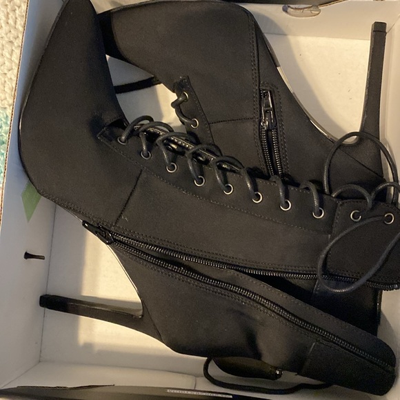 Brand new Black Booties FashionNova size 9 - Picture 6 of 6
